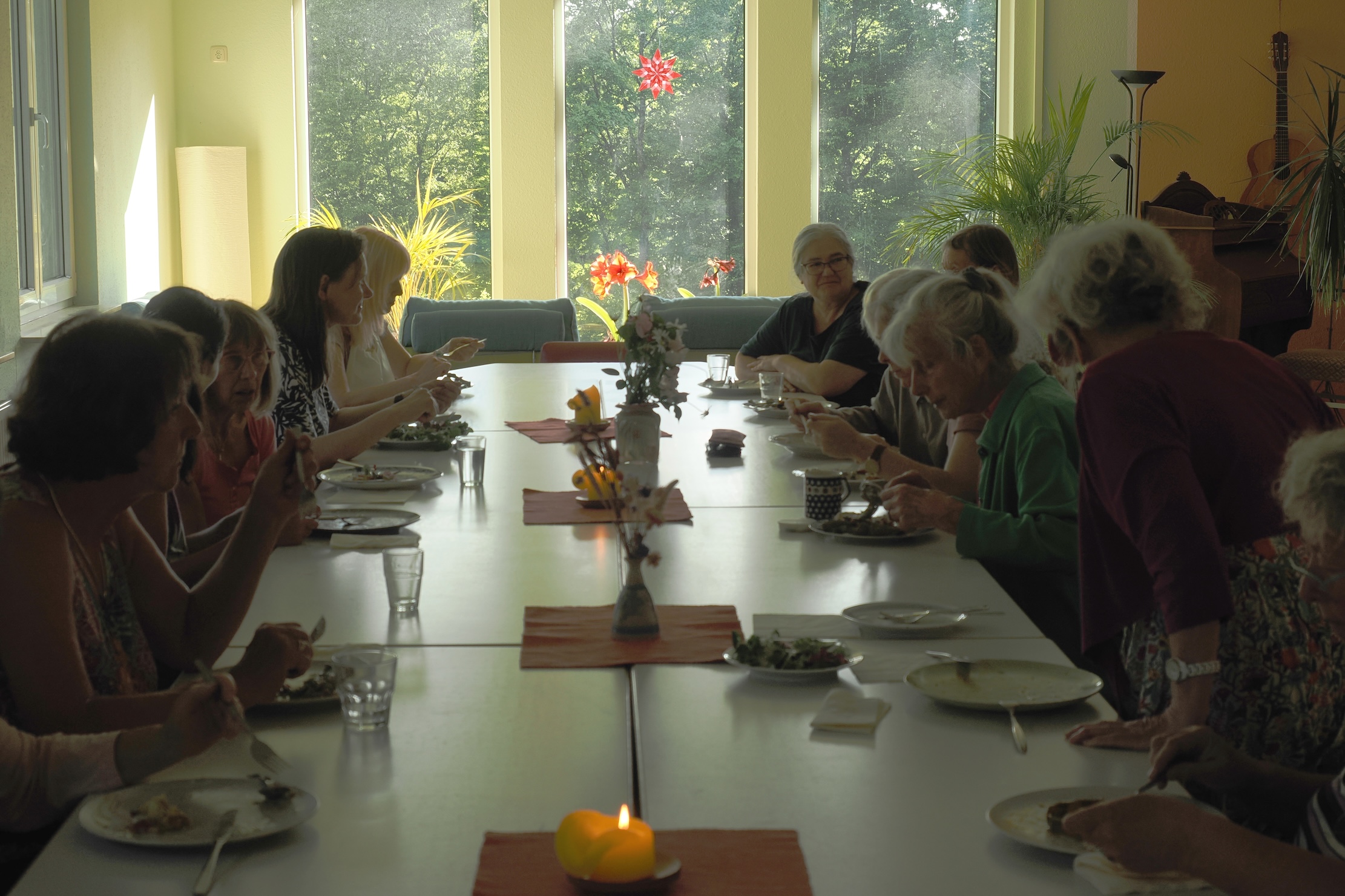 Ein Sommerfest der Fülle 4 Tischgemeinschaft